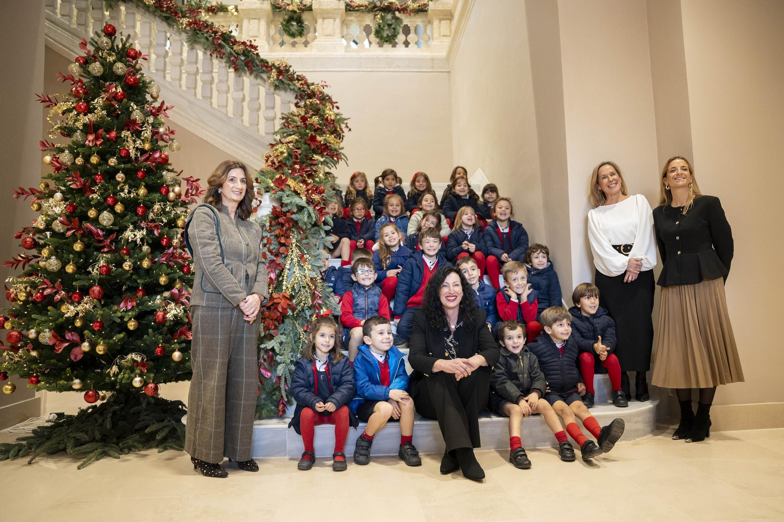 María del Mar Vázquez, alcaldesa de la ciudad con los alumnos del colegio ‘Altaduna-Saladares’.