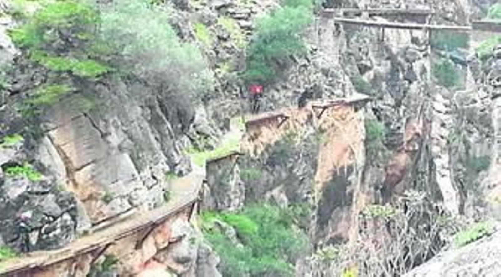 El equipo de rescate de la Guardia Civil, ayer, en el Desfiladero de los Gaitanes.