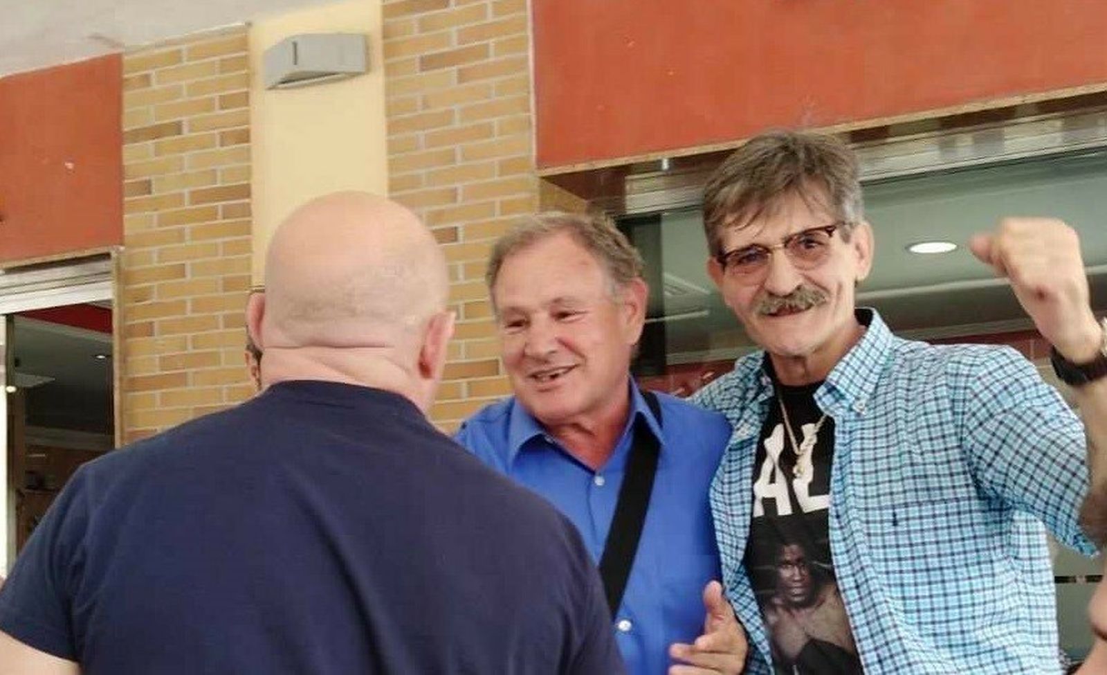 Los amantes del boxeo honran a Juanito Rodríguez.