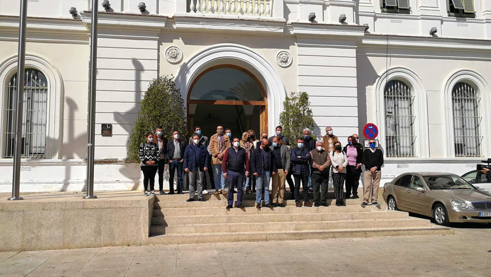 La Corporación municipal portuense, a las puertas del Ayuntamiento.