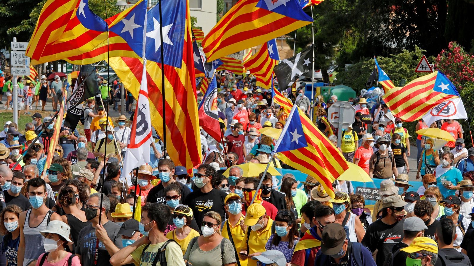 Centenares de manifestantes contra la visita de los reyes a Cataluña, este lunes en Poblet.