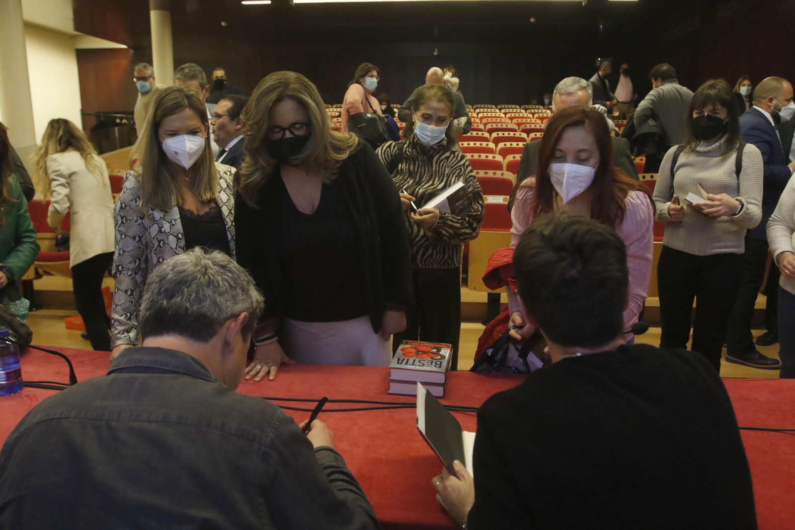 El paso de Carmen Mola por Córdoba, en imágenes