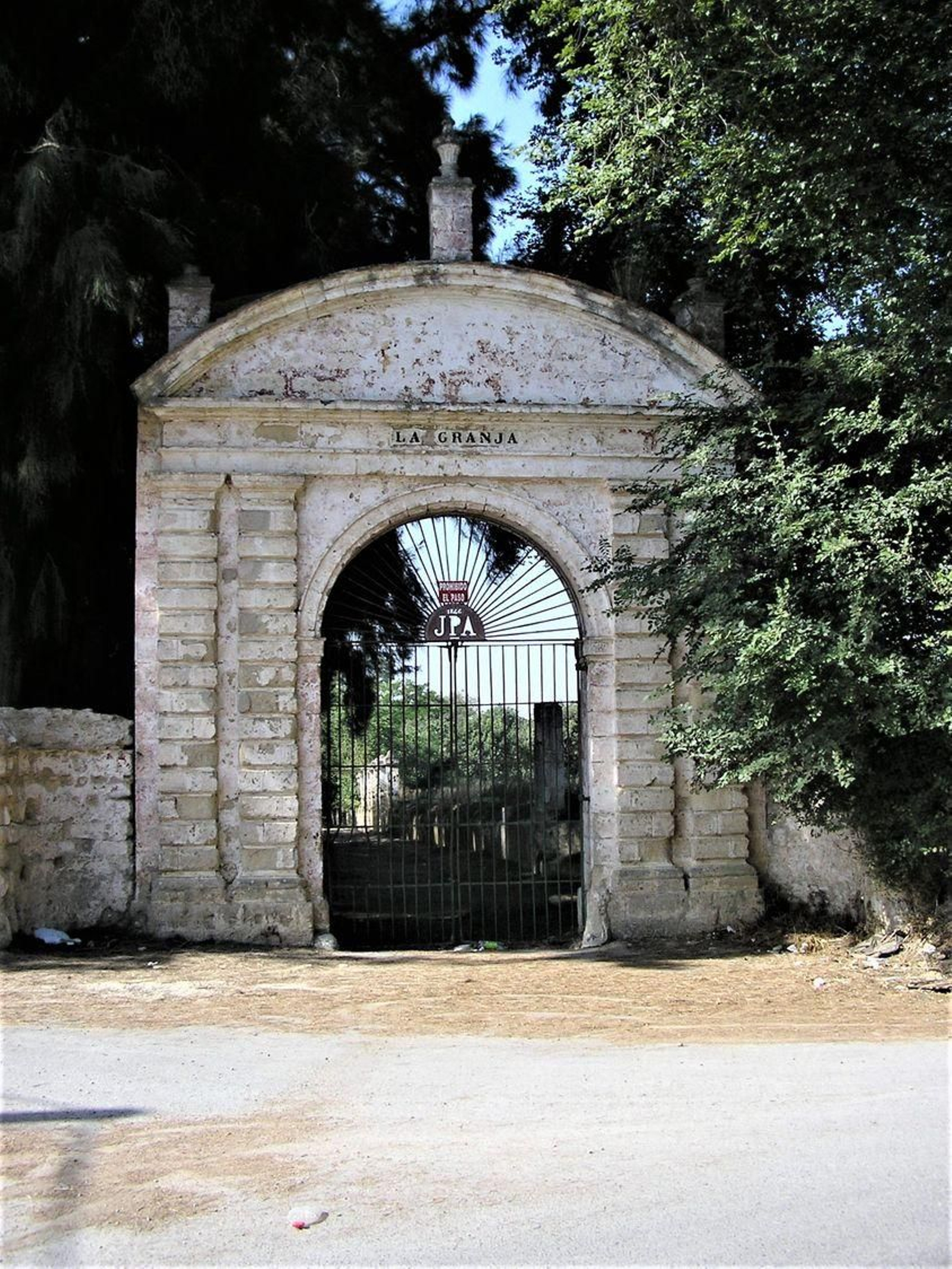 Puerta de La Granja en la actualidad, en la verja las iniciales JPA y el año de 1846.