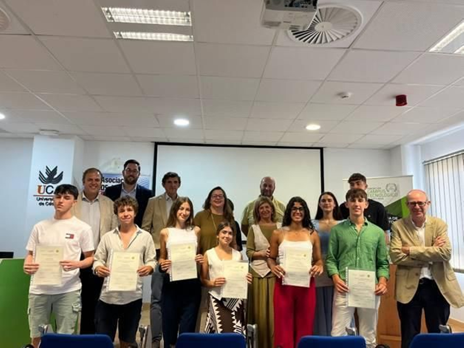 Foto de familia de los premiados del Campus Teconólgico.