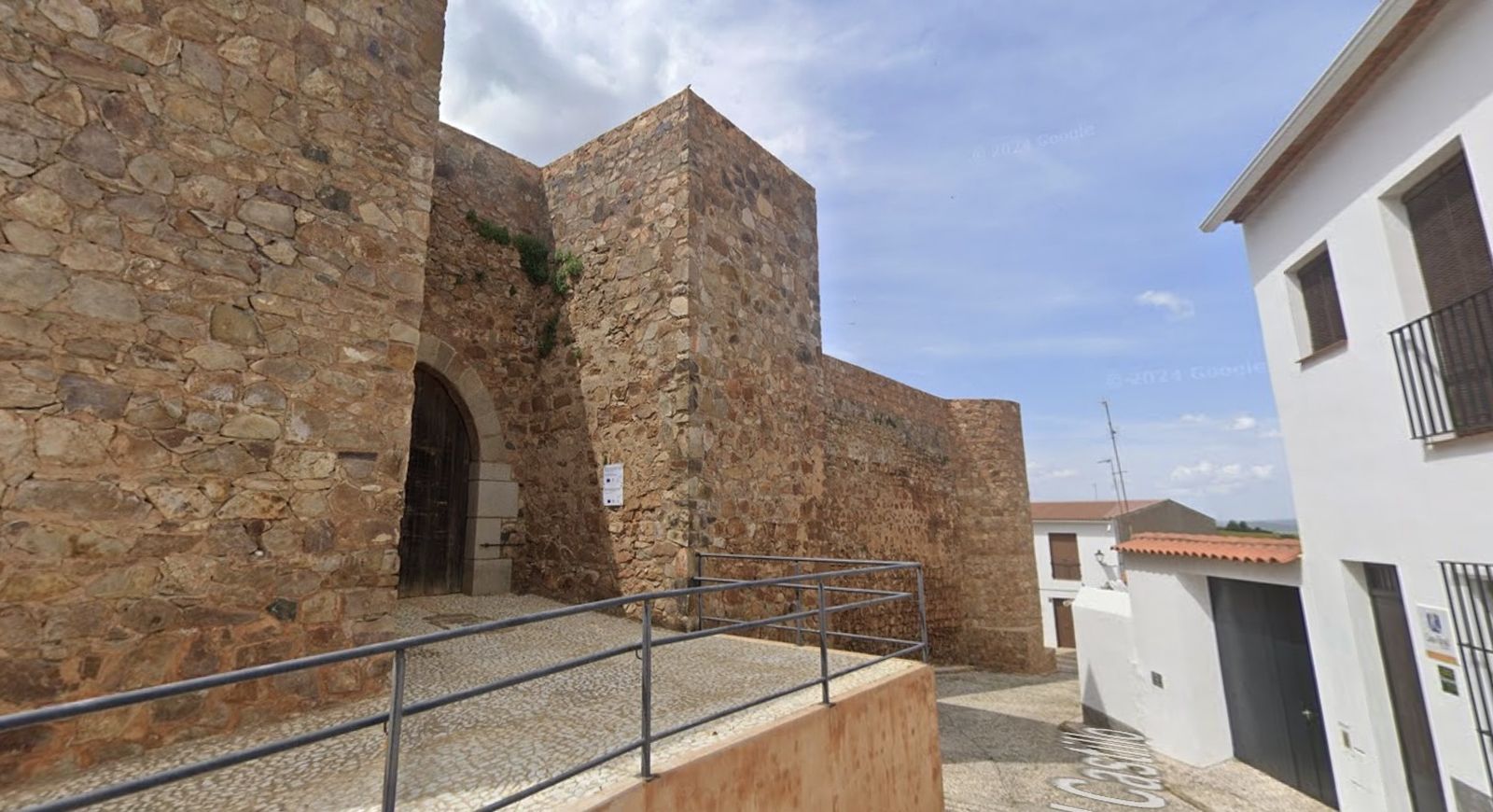 El castillo de Cumbres de San Bartolomé, en pleno casco urbano