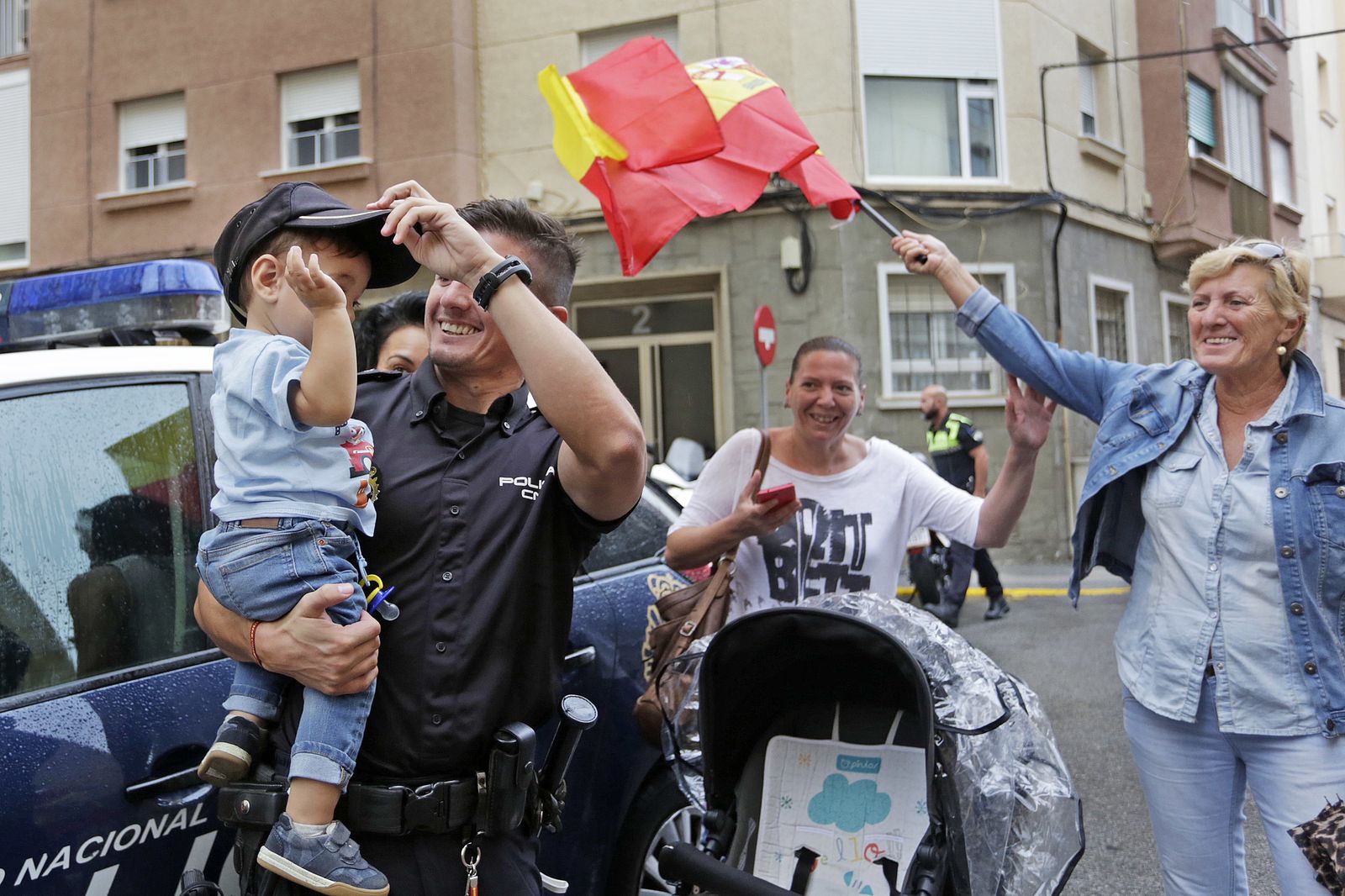 Despedida a los agentes de la Policía Nacional que se suman al dispositivo del 1-O