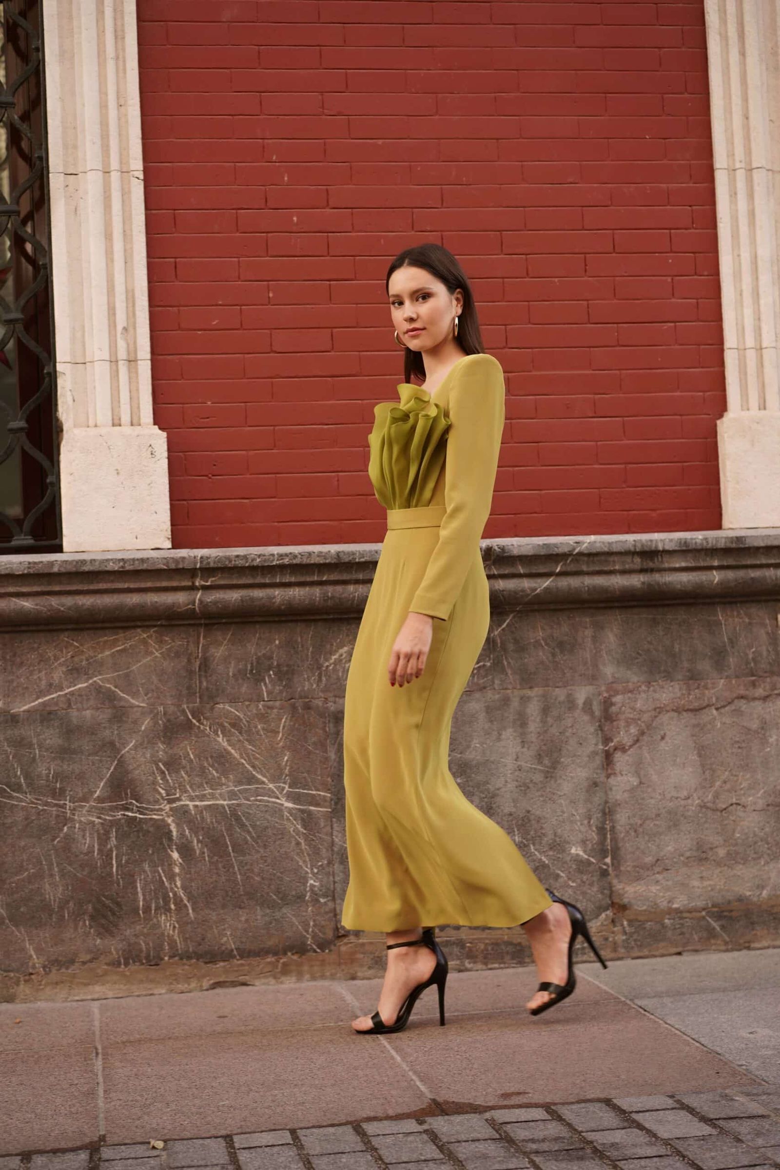 Elegir un diseño confeccionado en gasa garantiza un look elegante, favorecedor y con mucho movimiento.