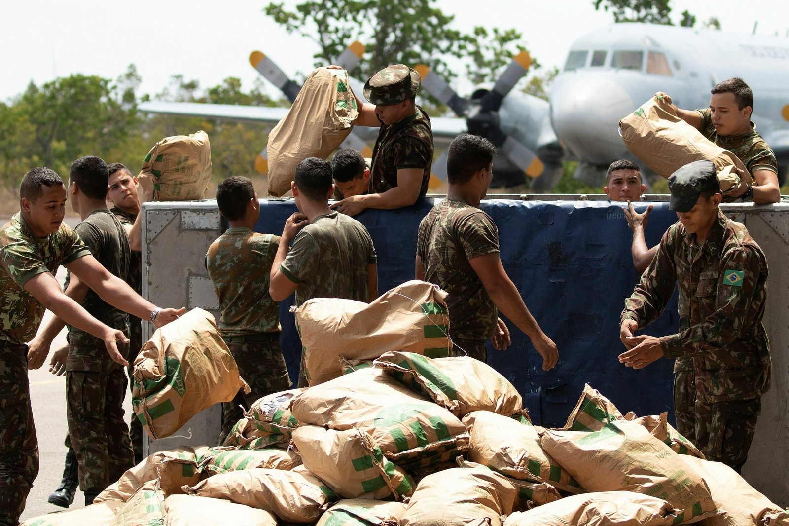 Soldados brasileños organizando este viernes un cargamento con ayuda humanitaria destinada para Venezuela, este viernes, en Boa Vista (Brasil). Soldados brasileños organizando este viernes un cargamento con ayuda humanitaria destinada para Venezuela, este viernes, en Boa Vista (Brasil).