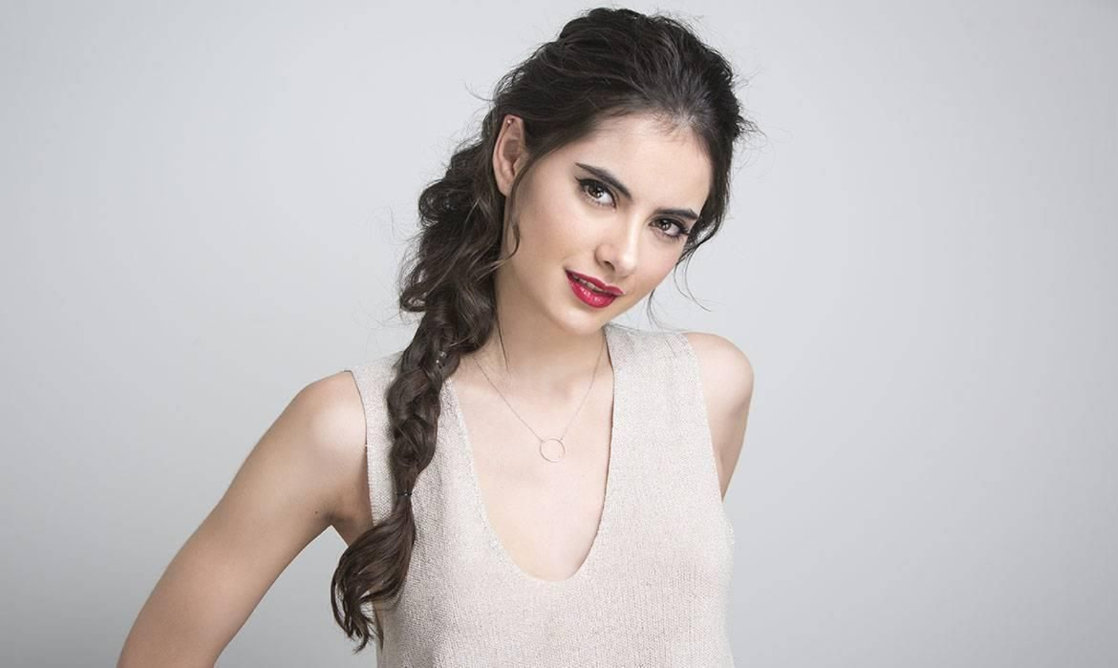 Cuatro peinados cómodos y fresquitos para ir a la playa y la piscina sin renunciar al glamour.