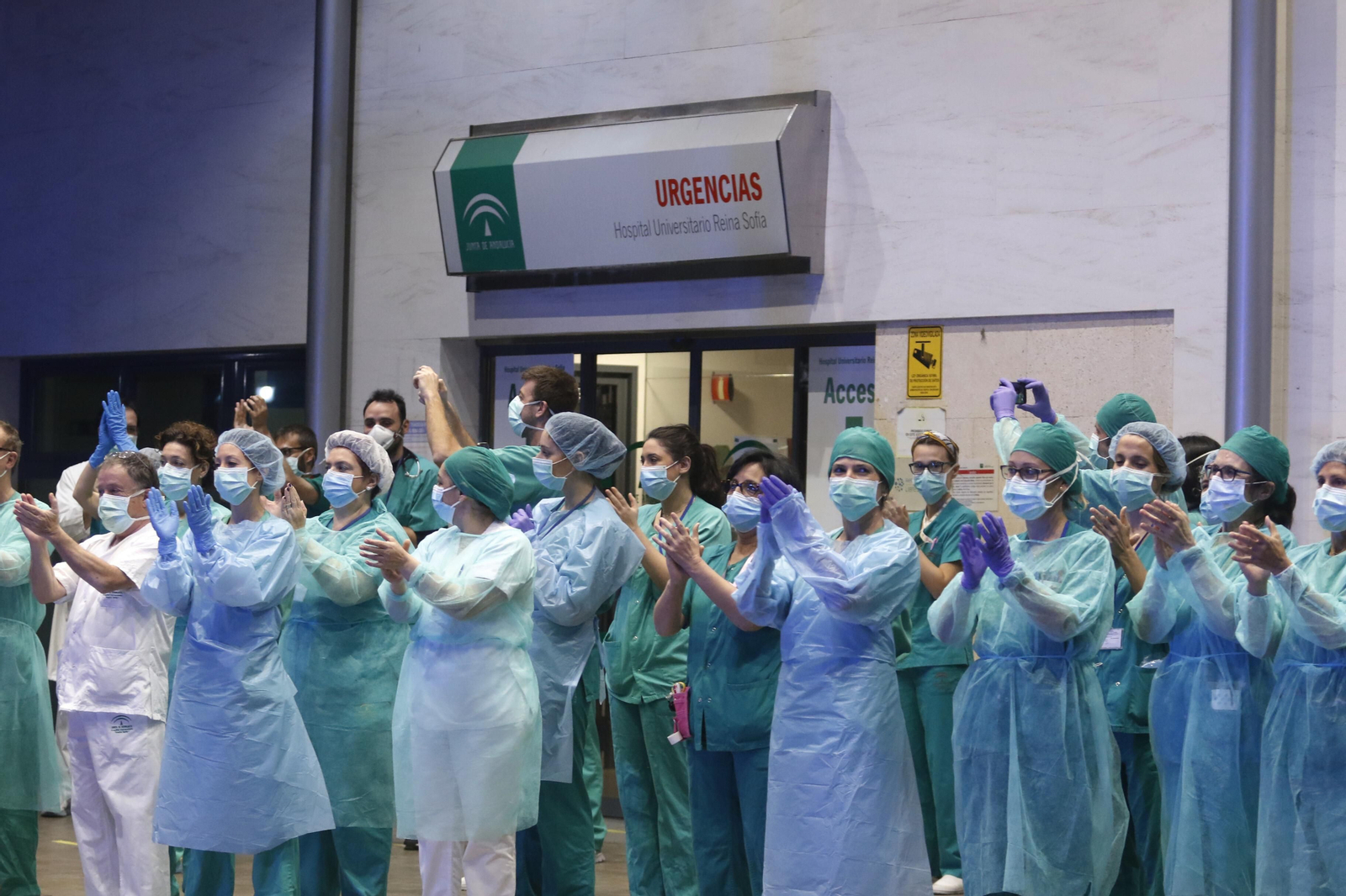 Los profesionales del Hospital Reina Sofía de Córdoba devuelven los aplausos de los cordobeses