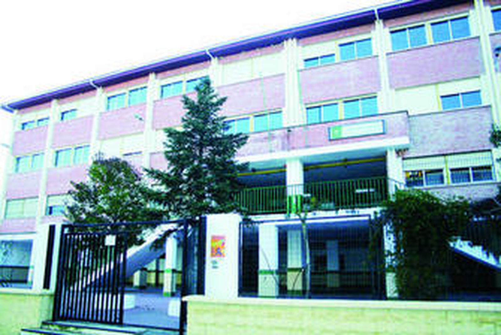 Fachada del colegio Giner de los Ríos.