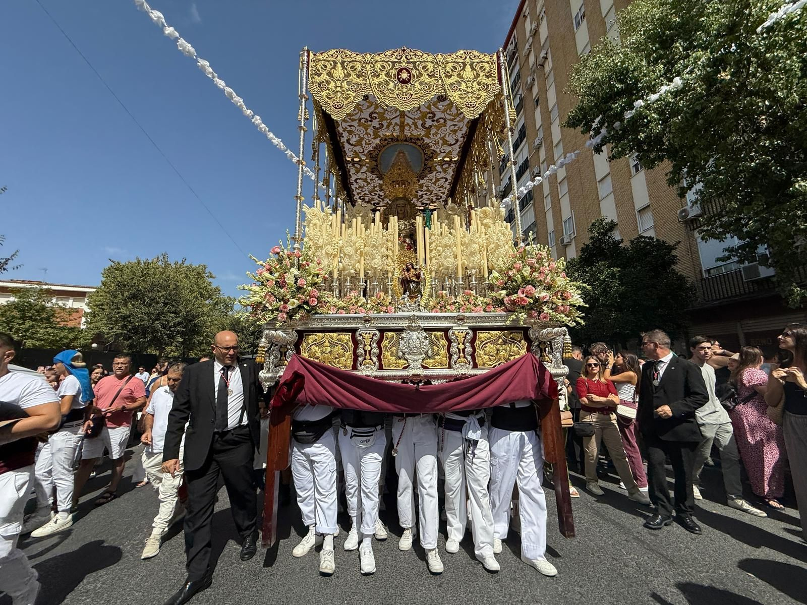 Imágenes de la salida de Nuestra Señora de los Dolores en la Magna Mariana de Huelva