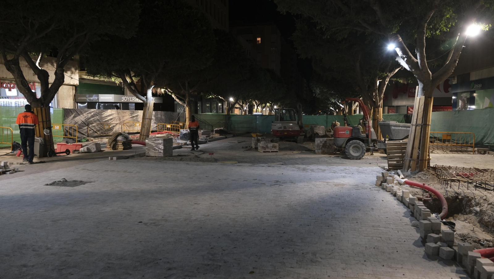 Las obras de peatonalización del Paseo de Almería entran en el turno de noche, en imágenes