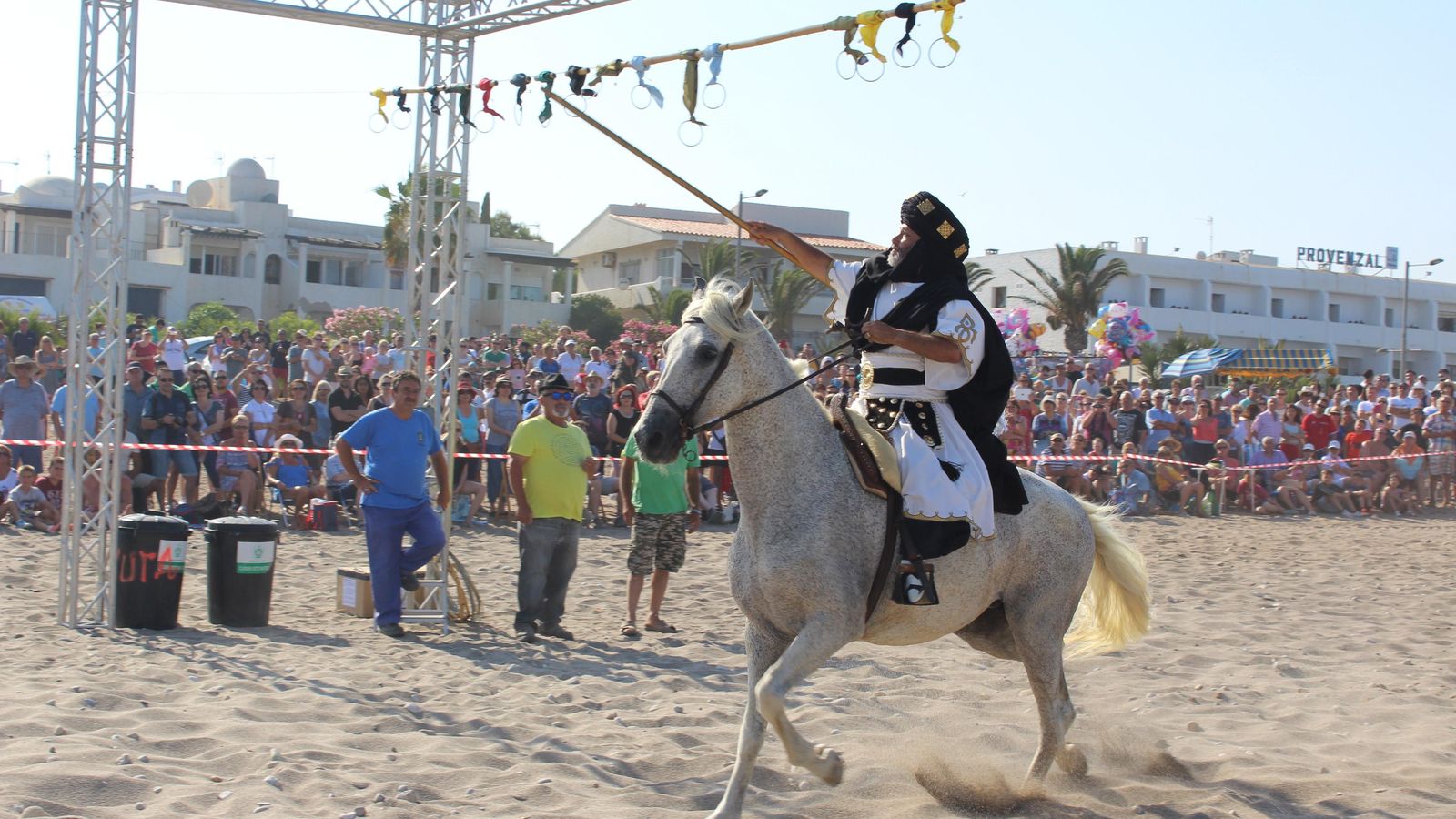 Torneo medieval en la playa.