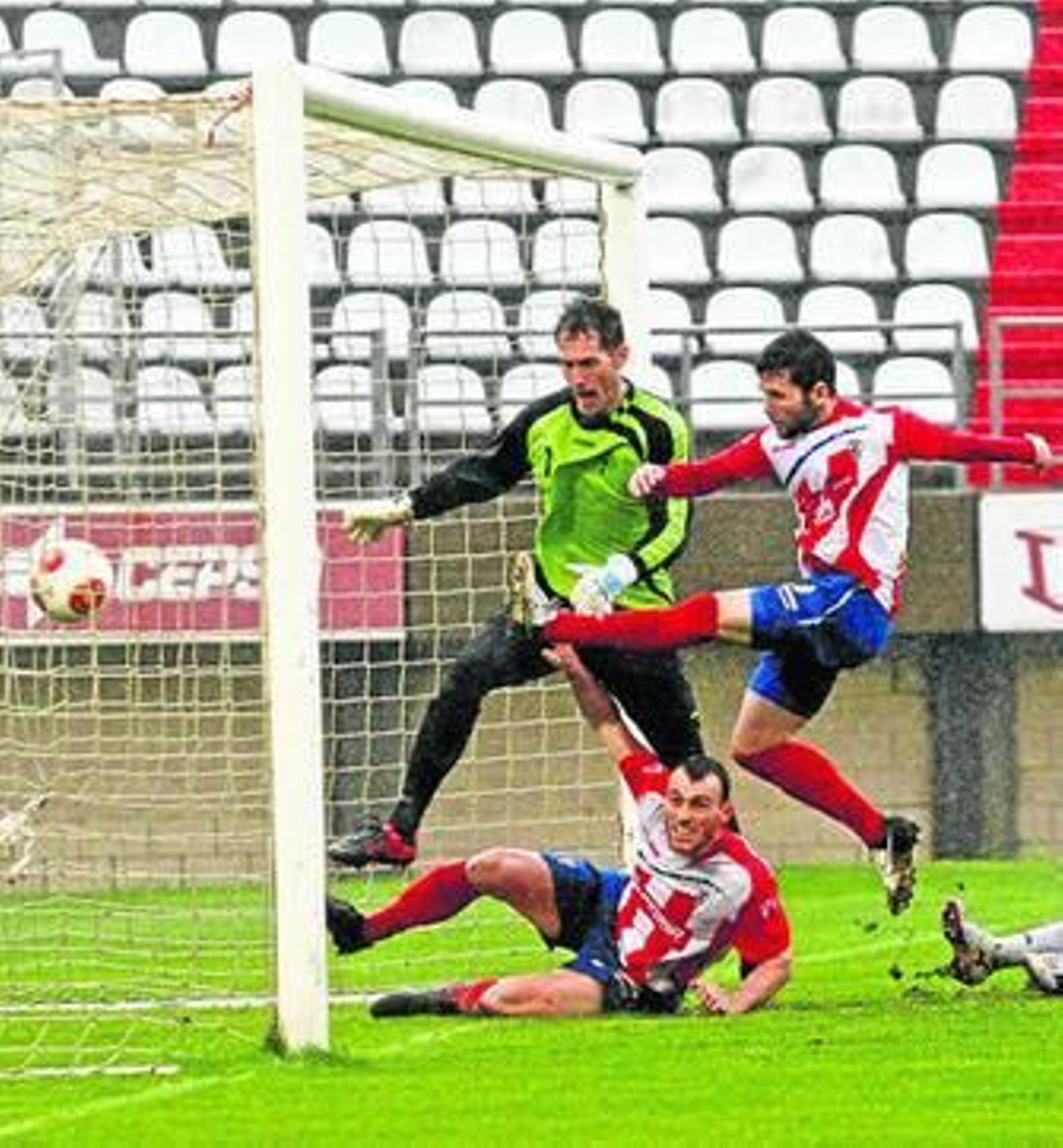 Andújar, en el momento de anotar el empate a uno.