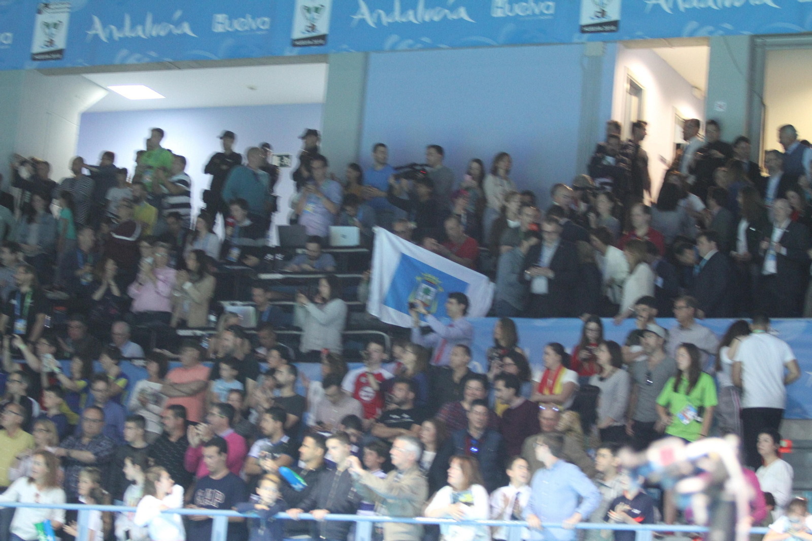 Las gradas del pabellón Carolina Marín se llenaron para ver ganar el oro a la onubense.