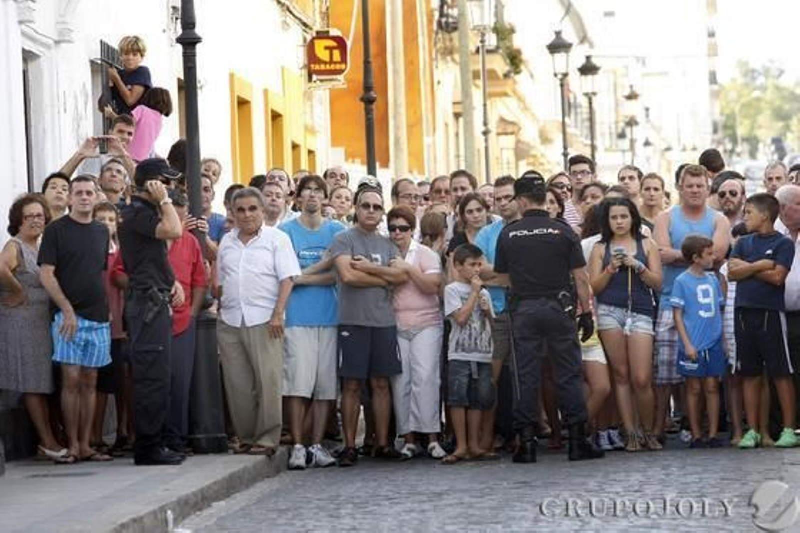 El piloto, que intentó aterrizar, acabó a pocos metros de la Iglesia Prioral Portuense. Heridos el piloto y los dos pasajeros, que tomaban imágenes turísticas de la ciudad./Fotos:Fito Carreto

Foto: Fito Carreto