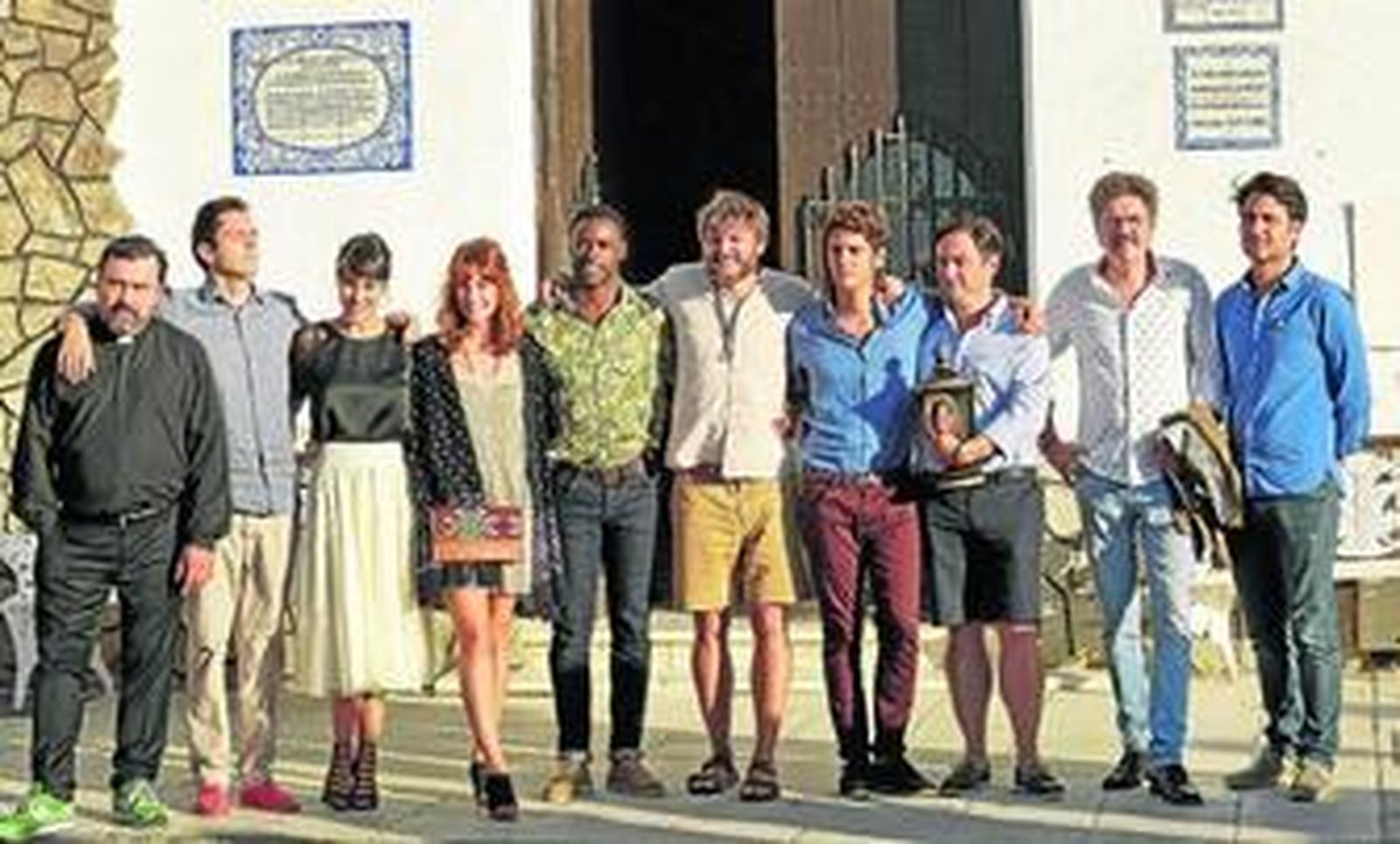 El director y los actores de esta comedia, posando para los medios de comunicación al término de la jornada de rodaje de ayer junto a la Capilla de Bajo de Guía.