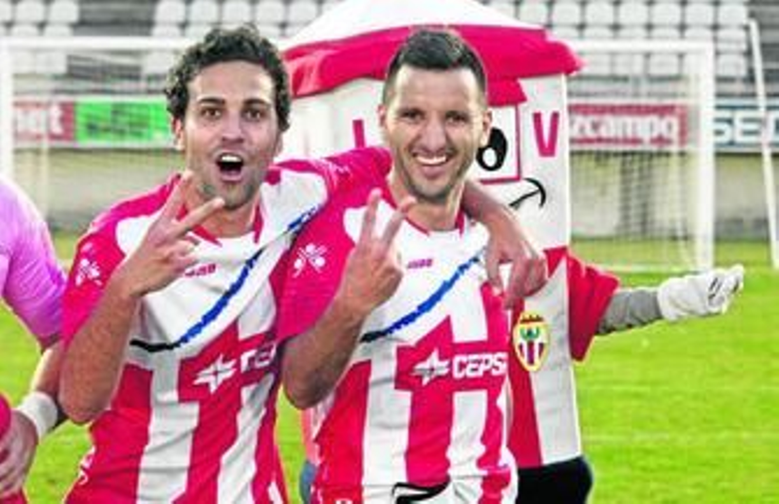 Javi Fernandez (i.) y Antonio Merino, los dos lesionados, felices tras un triunfo en el Nuevo Mirador.