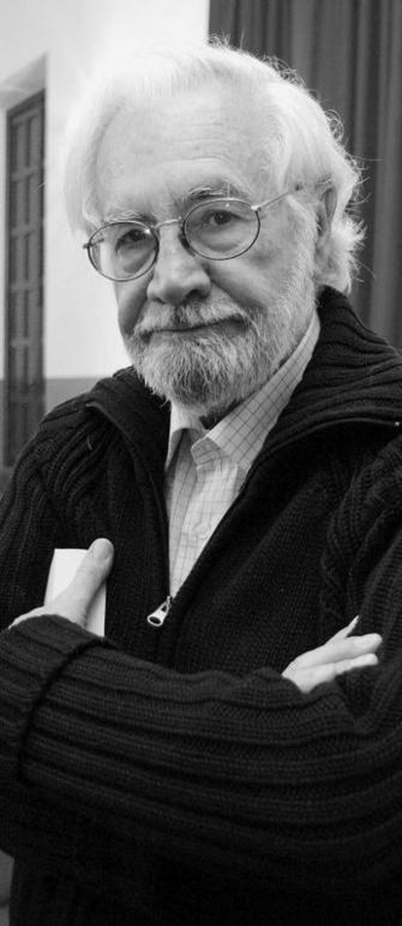 El veterano poeta Tomás Segovia.