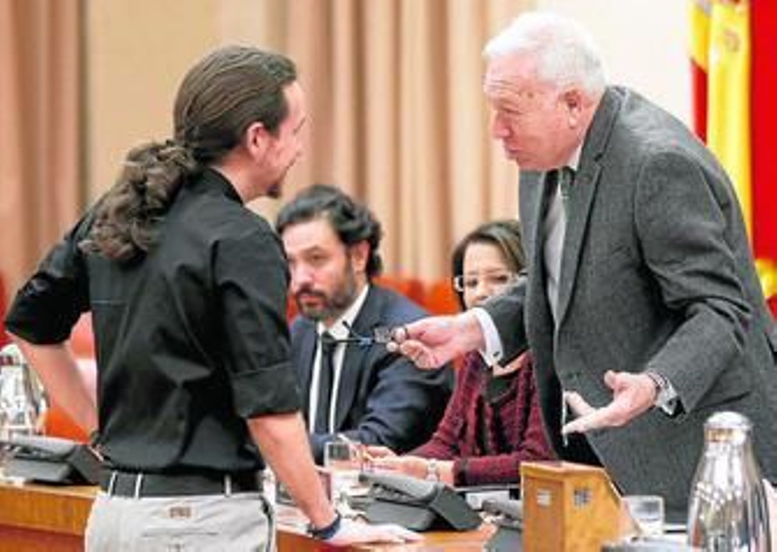 Pablo Iglesias conversa con el ministro de Exteriores, José Manuel García-Margallo, ayer en el Congreso.
