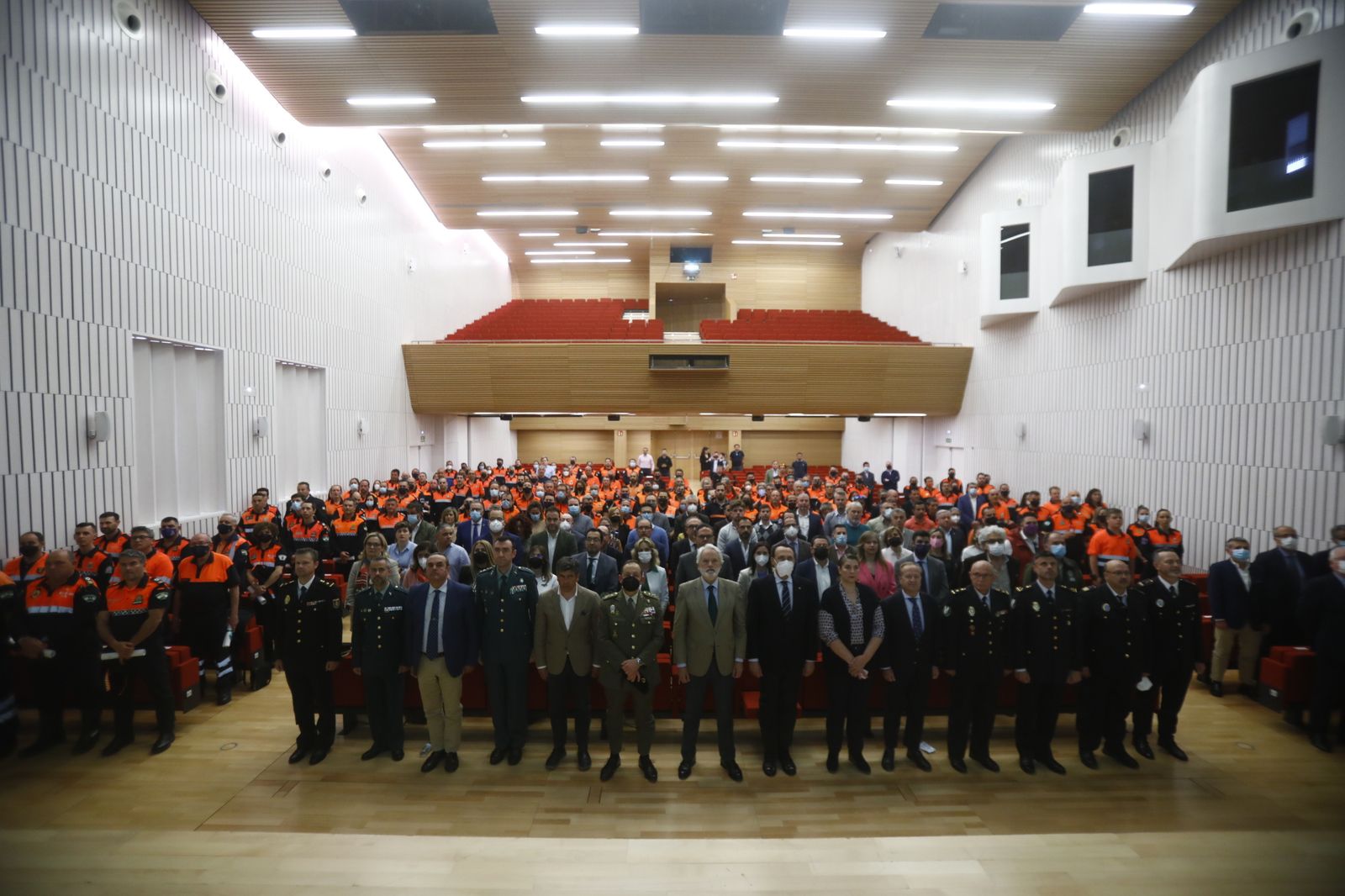 Acto de entrega de la medalla al mérito de protección civil a las agrupaciones locales del voluntariado de Córdoba .