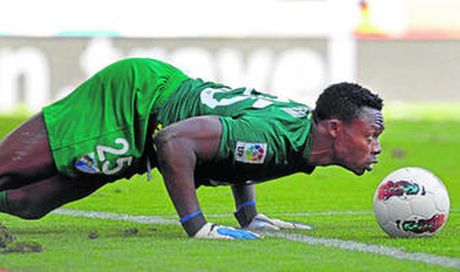 Kameni se apresta a levantarse del suelo dentro del área.