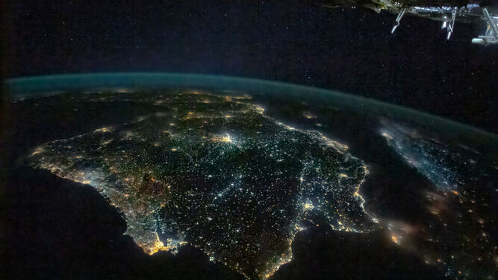 Fotografía desde el espacio de la península durante la noche