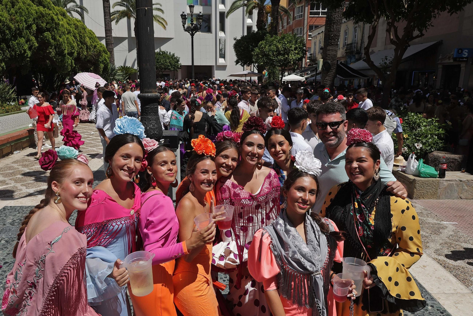 Grupo de jóvenes disfrutando del inicio de la Feria de La Línea 2025.