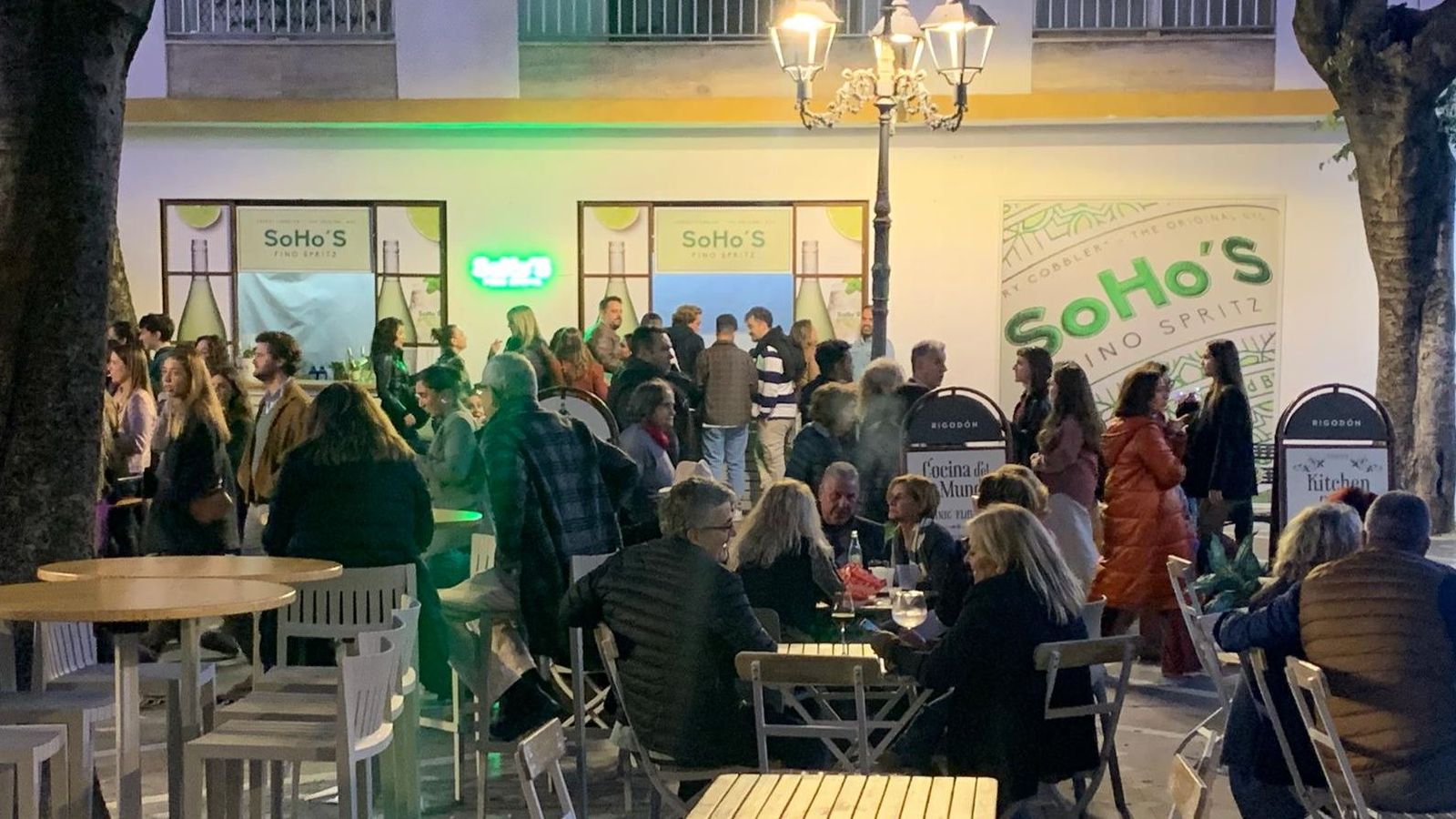 Uno de los días de promoción de este vino de la bodega Sánchez Romate de Jerez en la plaza Plateros