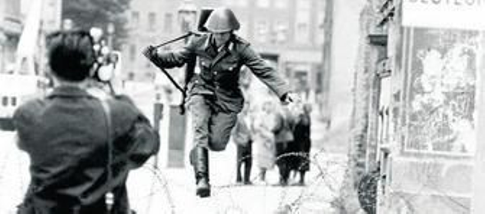 El soldado Conrad Schuman salta por encima de las alambradas del Checkpoint Charlie en su fuga hacia Berlín Oeste.