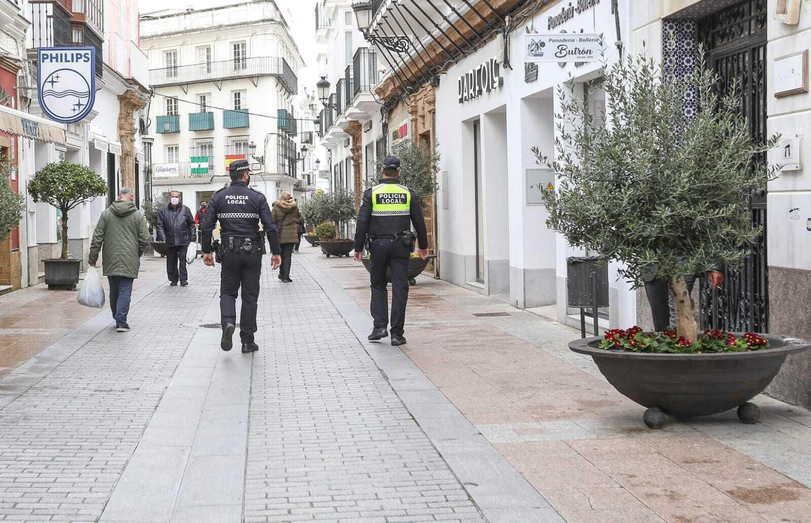 Imágenes de Chiclana durante la primera jornada del cierre de actividades