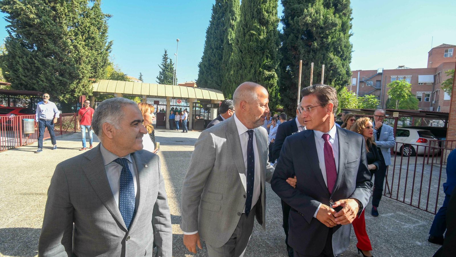 Imbroda dialoga con Salvador y Castillo a la entrada del IES Zaidín Vergeles.