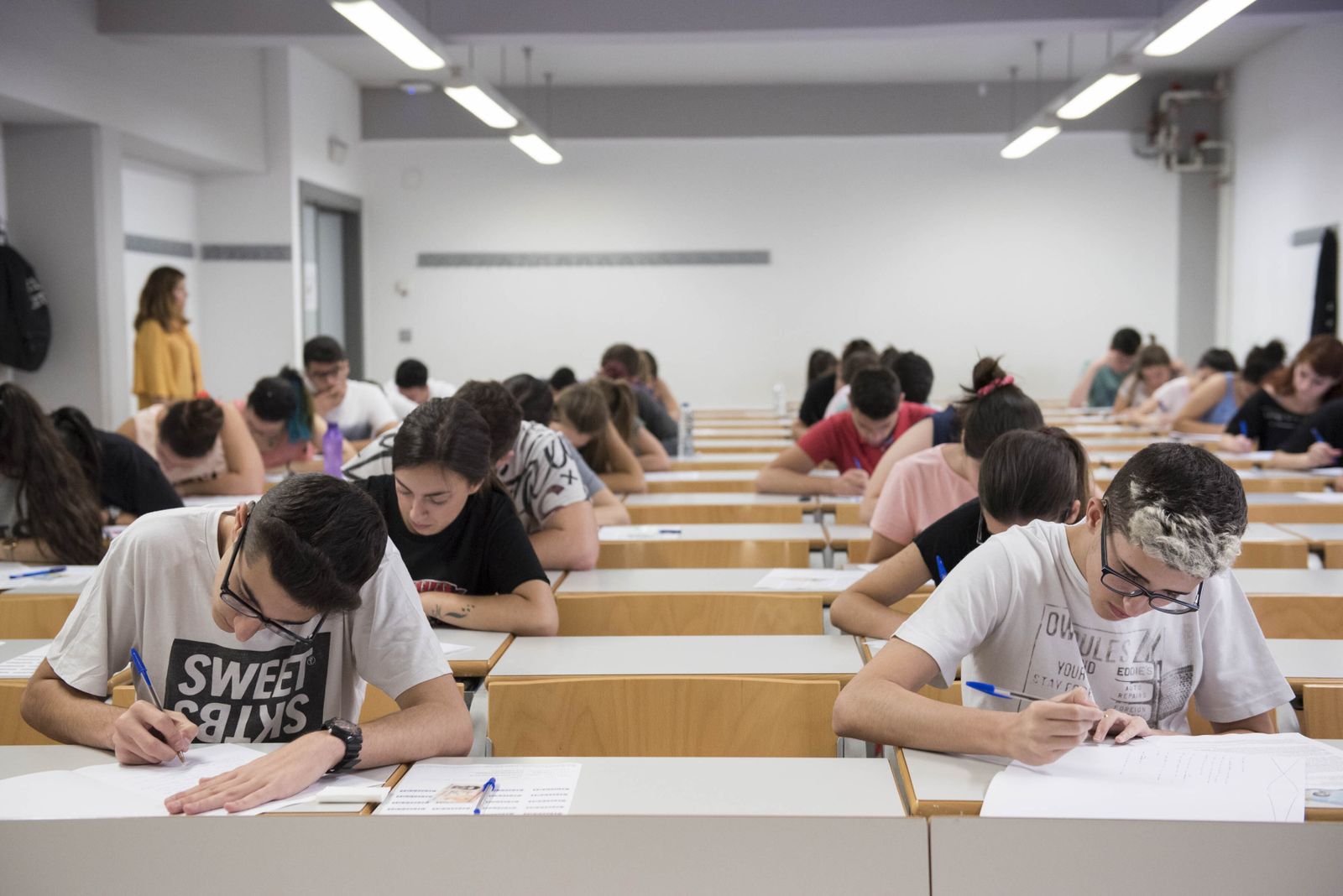 Estudiantes universitarios realizando un examen.