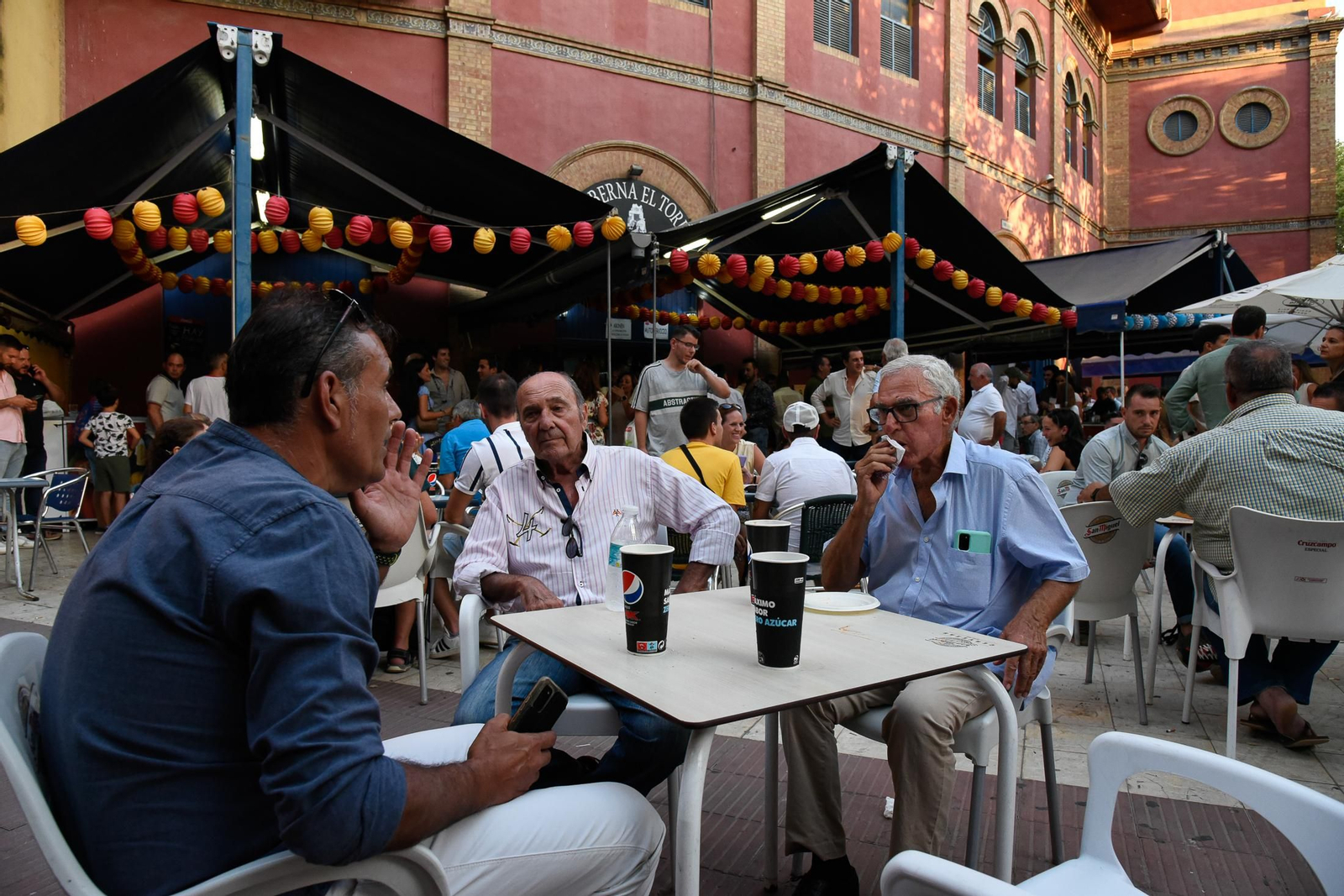 Colombinas 2022: Imágenes del ambiente en la plaza de toros en la novillada del martes