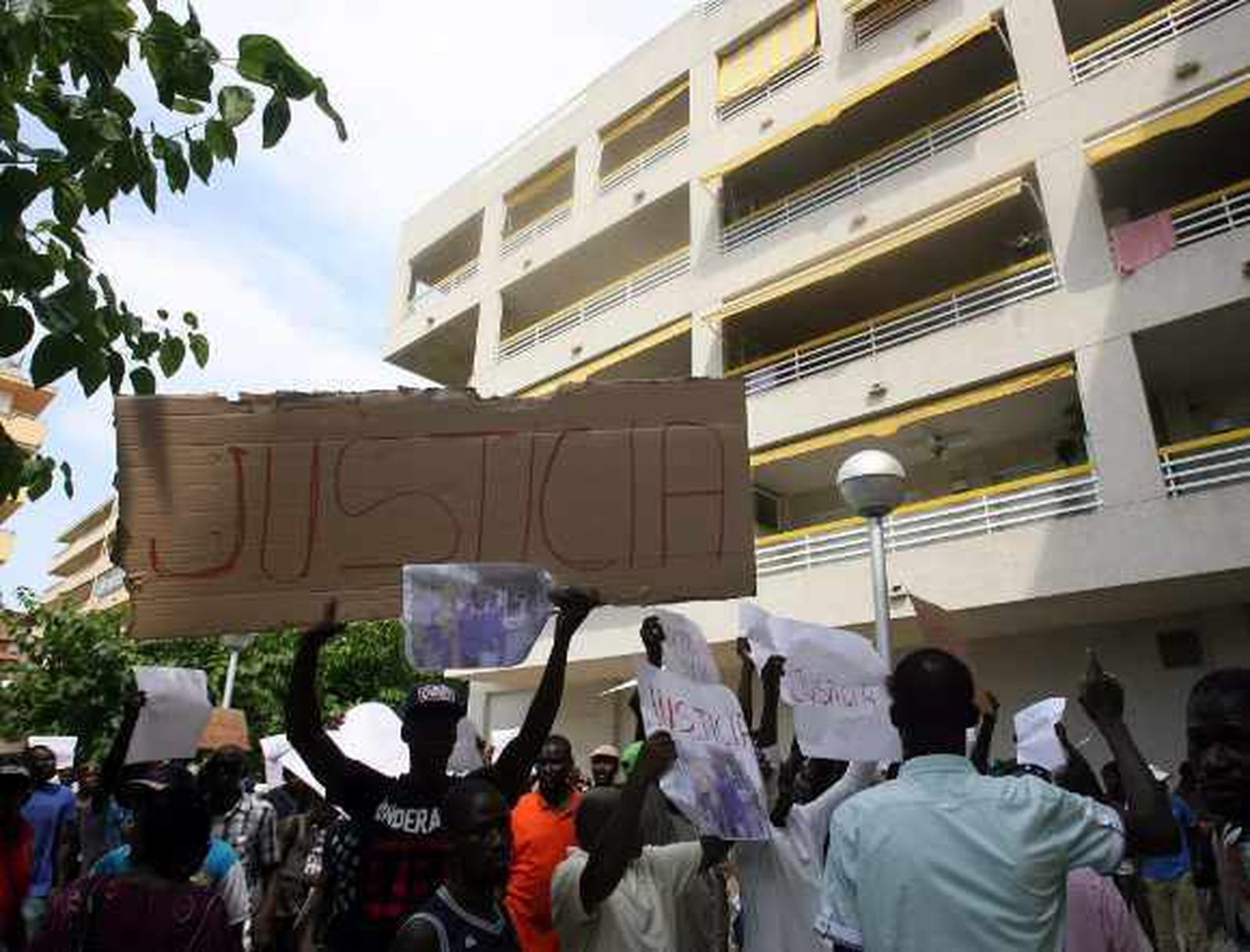 La Generalitat dice que una agente intentó evitar que el senegalés se cayese por el balcón en Salou