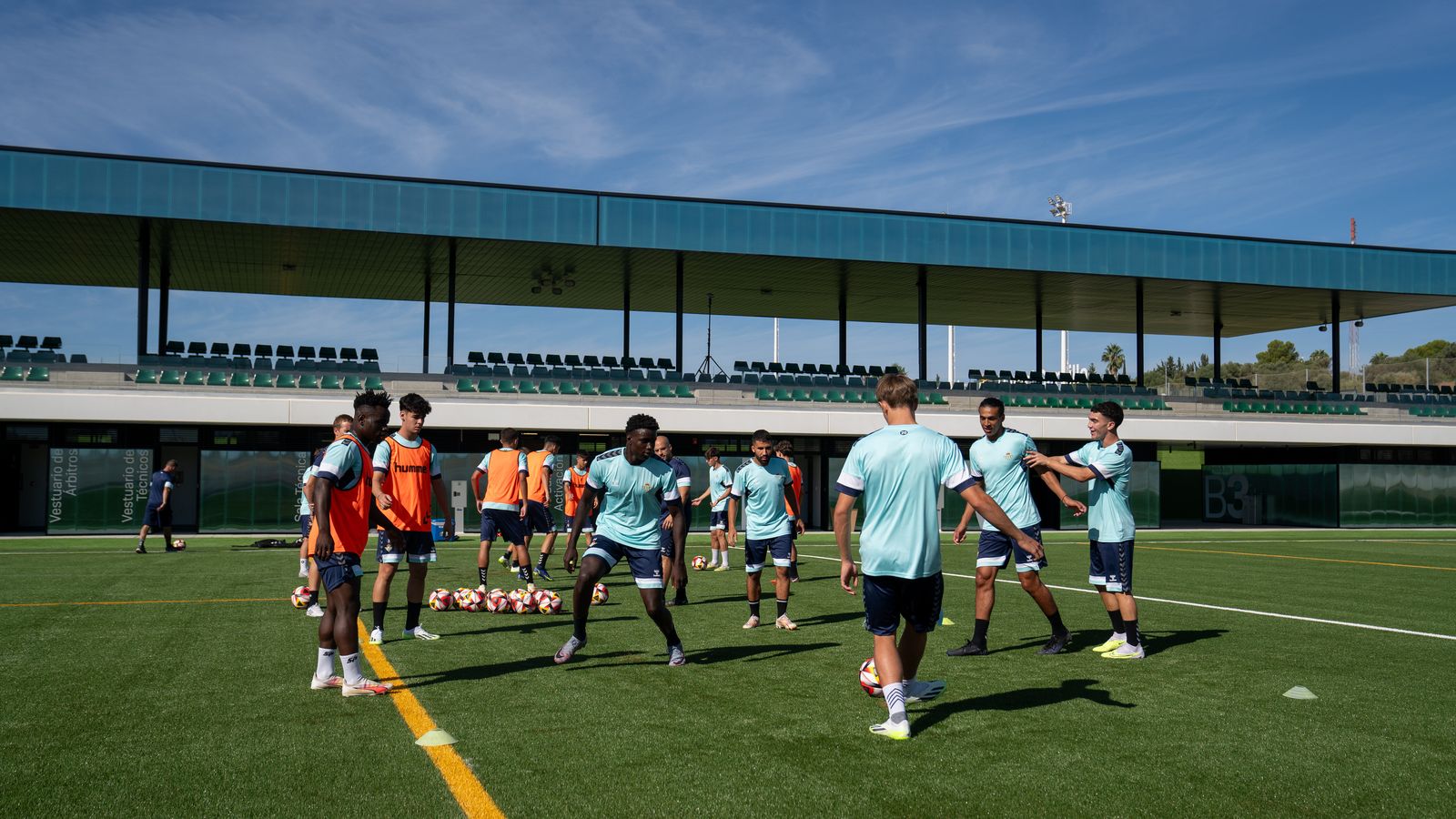 Los jugadores del Betis Deportivo se entrenan en las nuevas instalaciones.