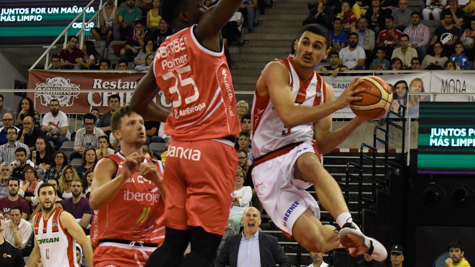 Corts, en una acción espectacular