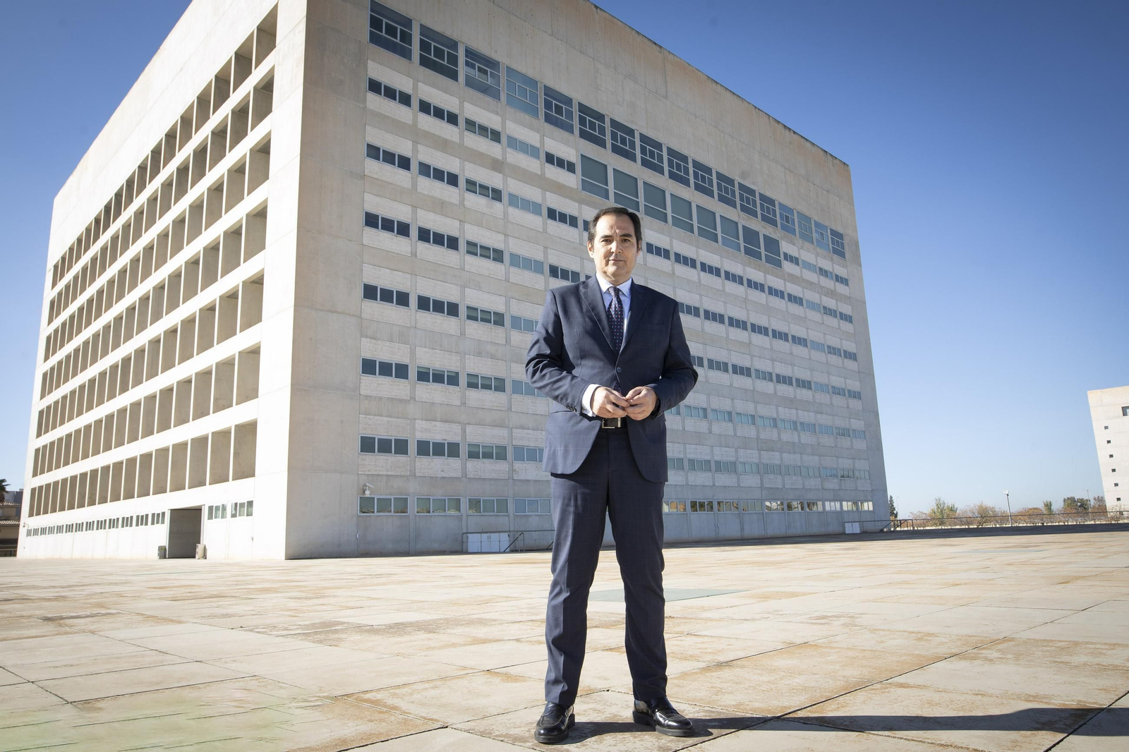 Nieto posa delante del Cubo tras la firma para su adquisición para la Junta de Andalucía.