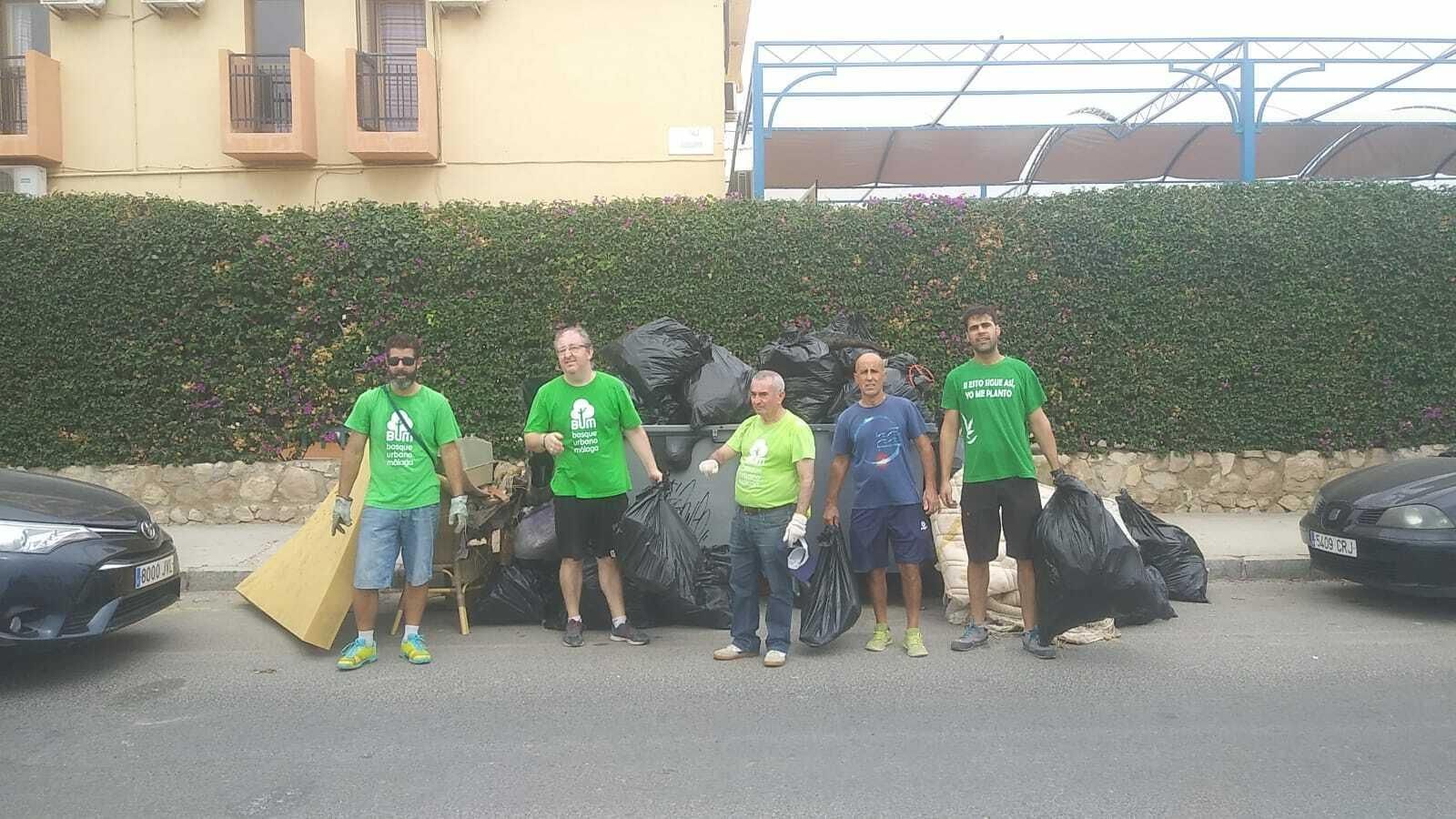 Voluntarios con la basura recogida. Voluntarios con la basura recogida.
