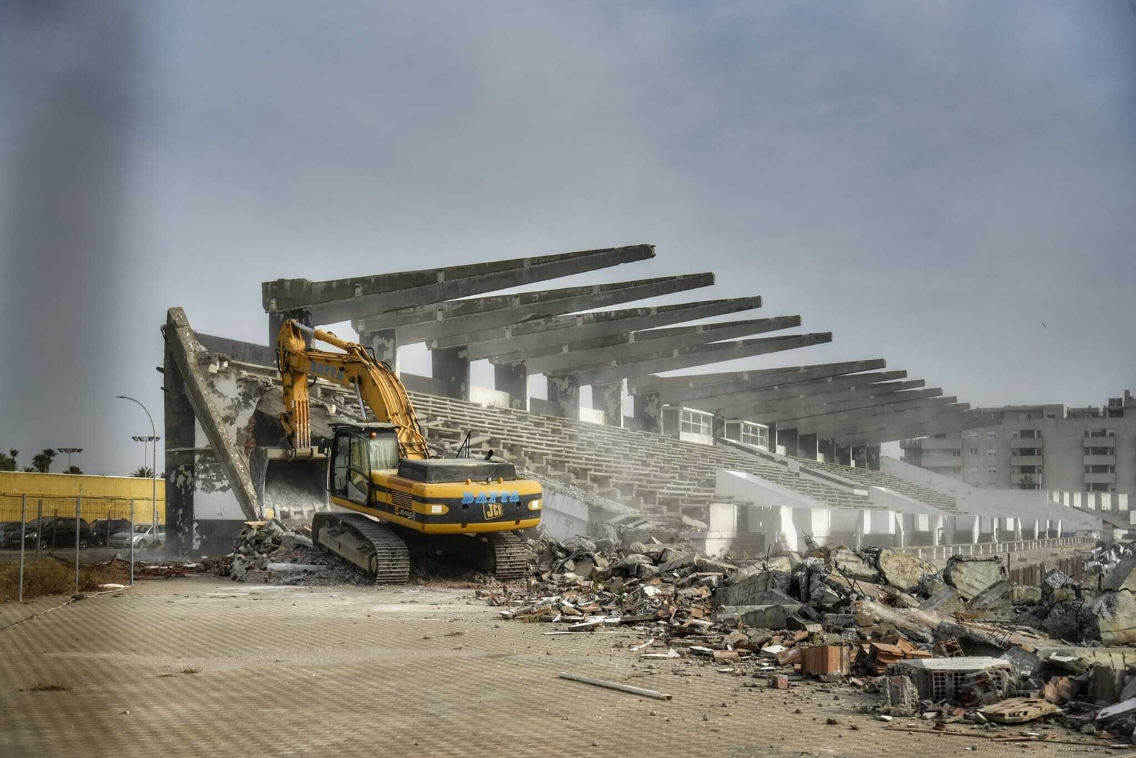 La maquinaria, en pleno derribo de uno de los costados de la Tribuna