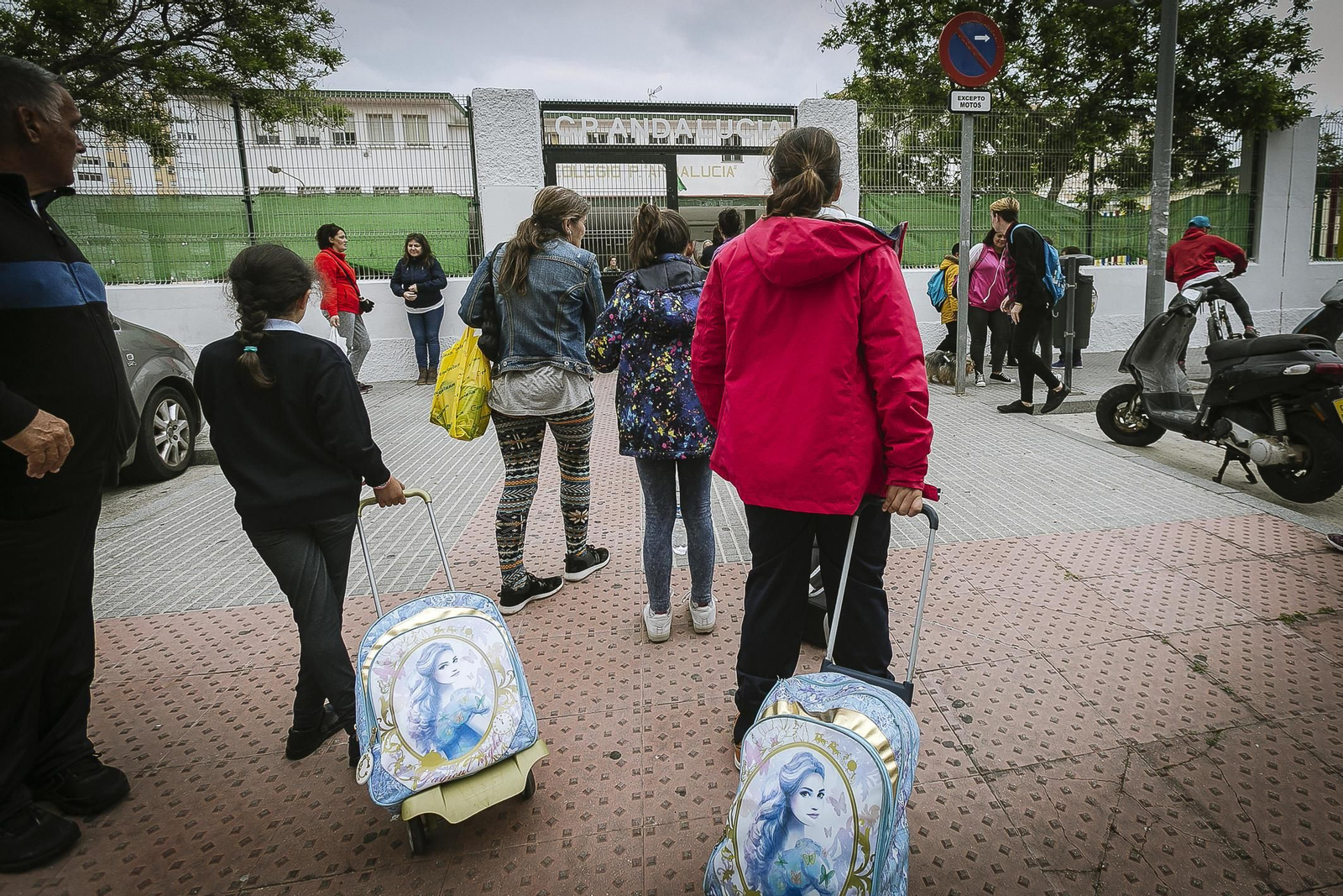 Varios alumnos dirigiéndose ayer al colegio Andalucía, en la barriada de La Paz.
