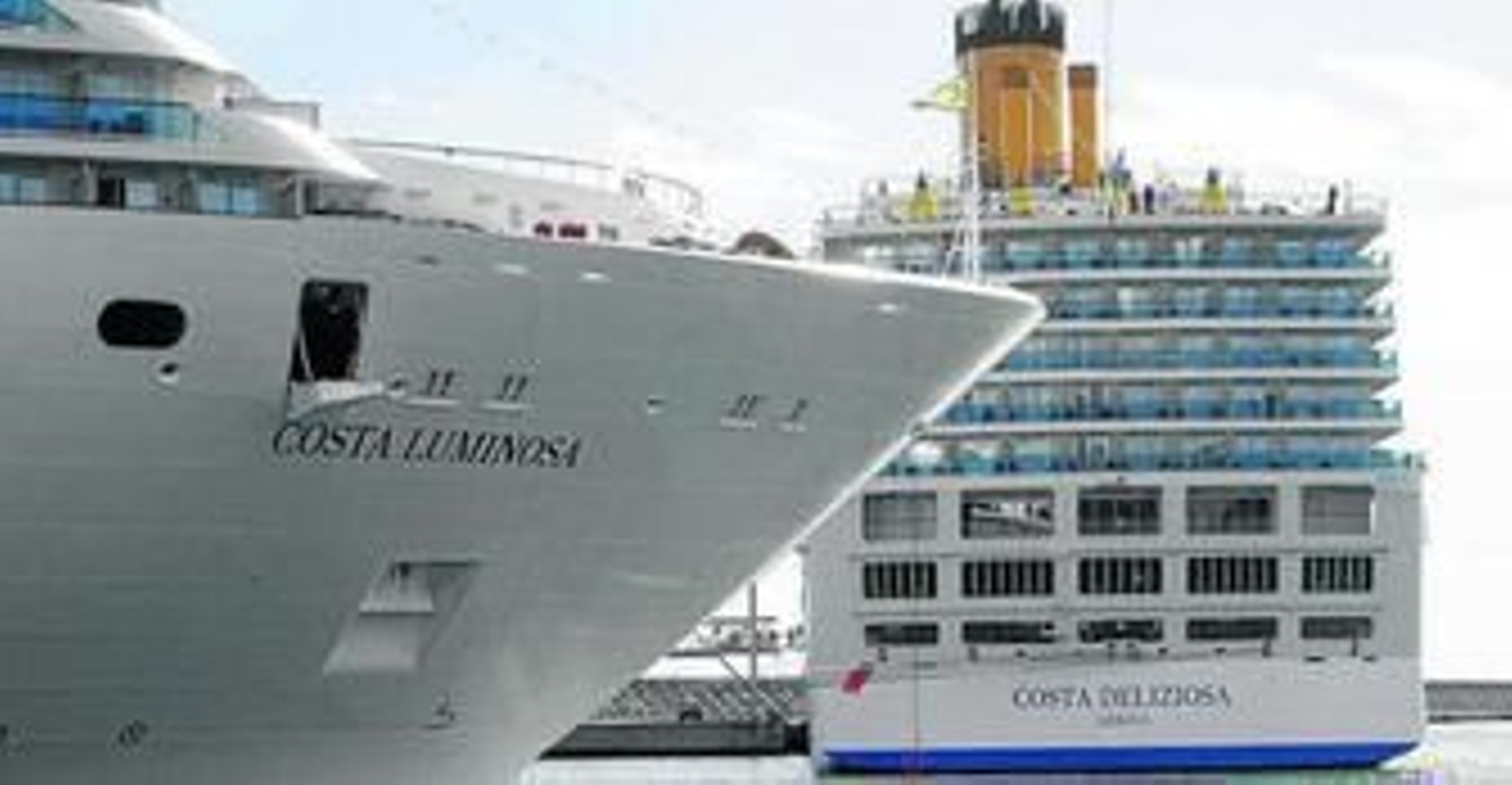 El 'Costa Luminosa' y el 'Costa Deliziosa' atracados en Málaga.