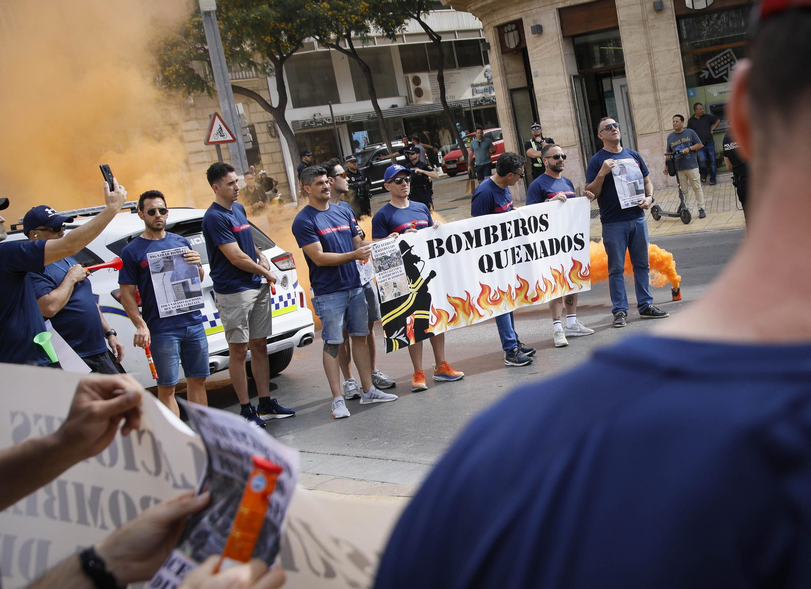 Manifestación de los bomberos quemados de Almería, en imágenes