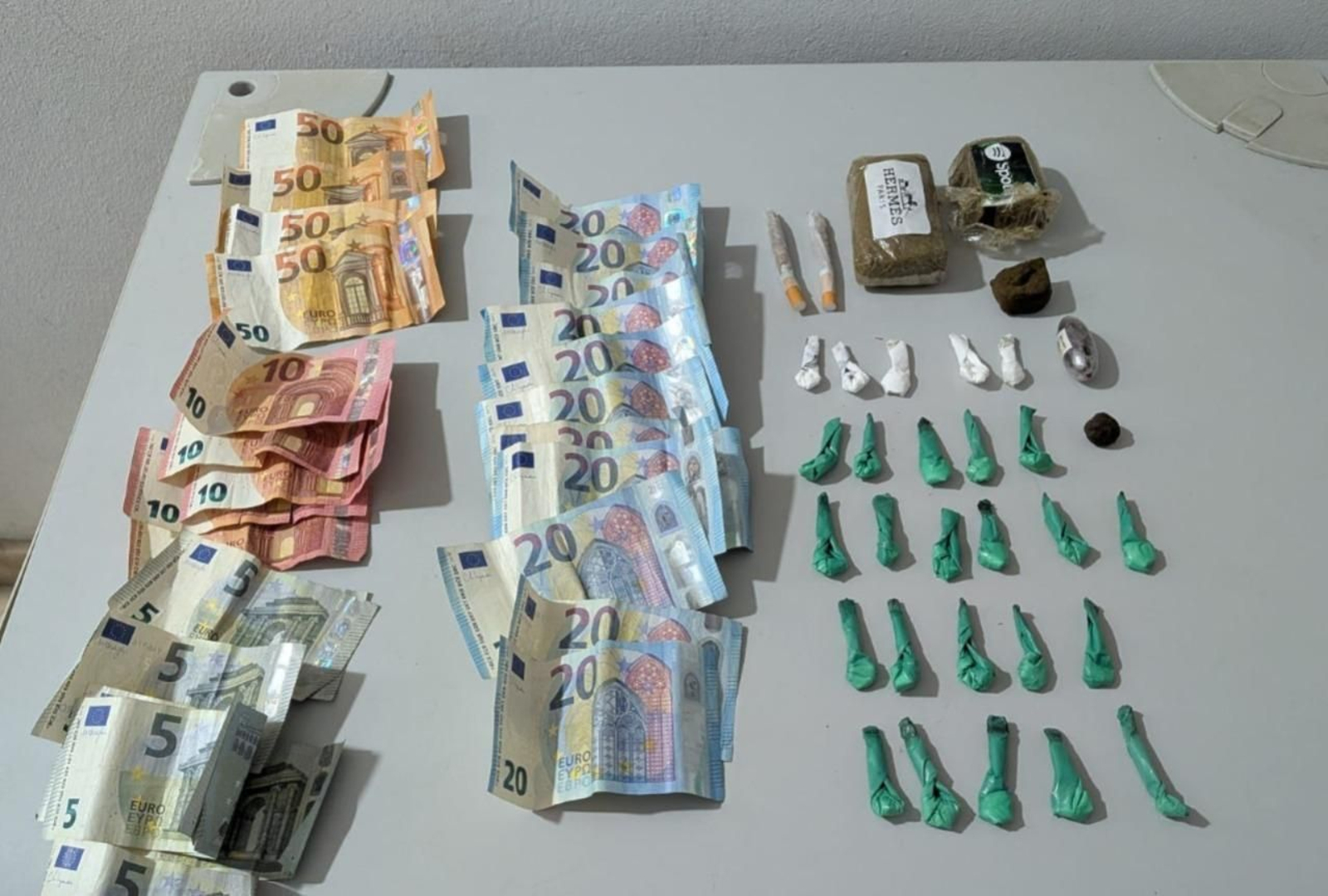 Droga y dinero intervenidos por los agentes