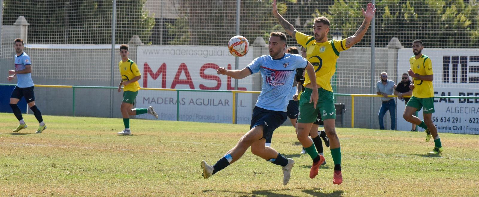 Manu Moya es presionado por un jugador de Los Barrios.