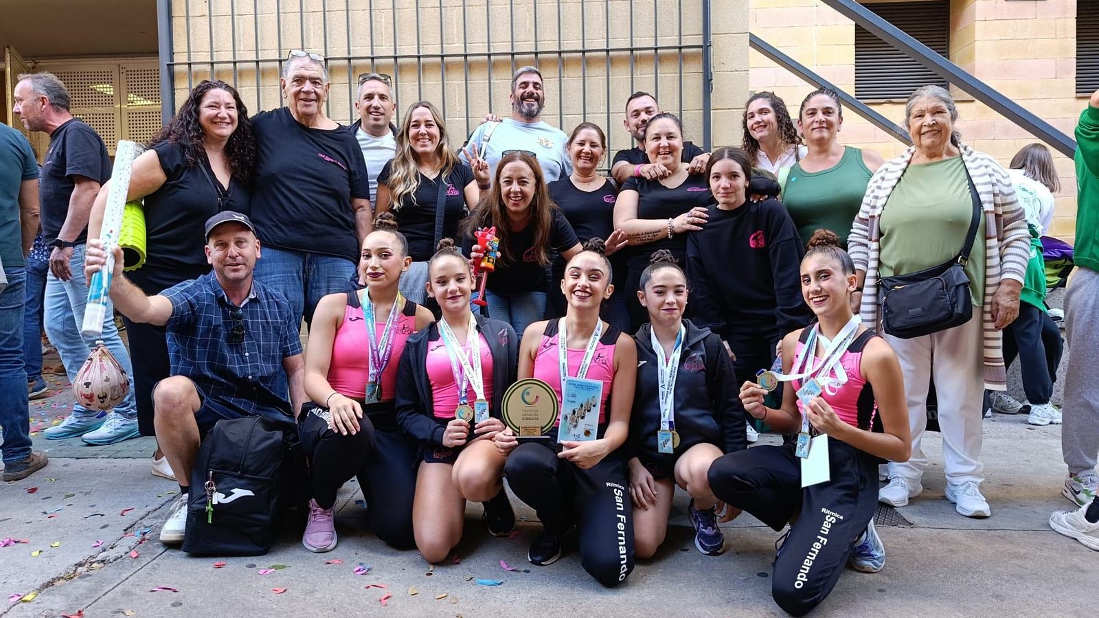 Las campeonas, arropadas por sus familiares tras la victoria
