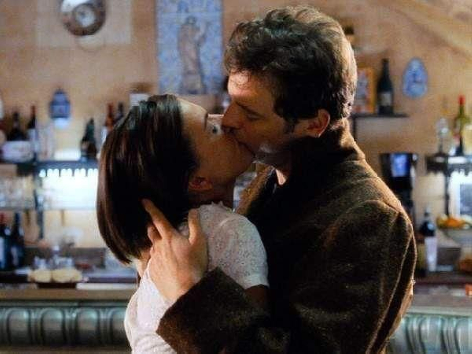 Aurelia y Jamie, Lúcia Moniz y Colin Firth, se besan en su escena final en 'Love Actually'