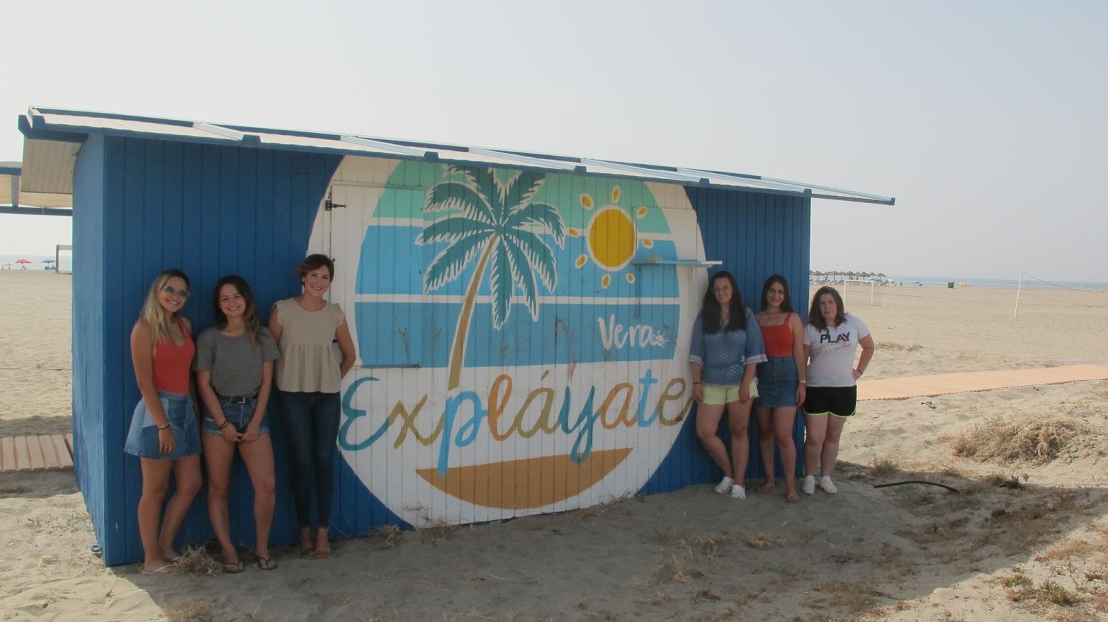 La concejal de Infancia y Juventud, Ana Lourdes Ramírez, con los monitores de Expláyate.