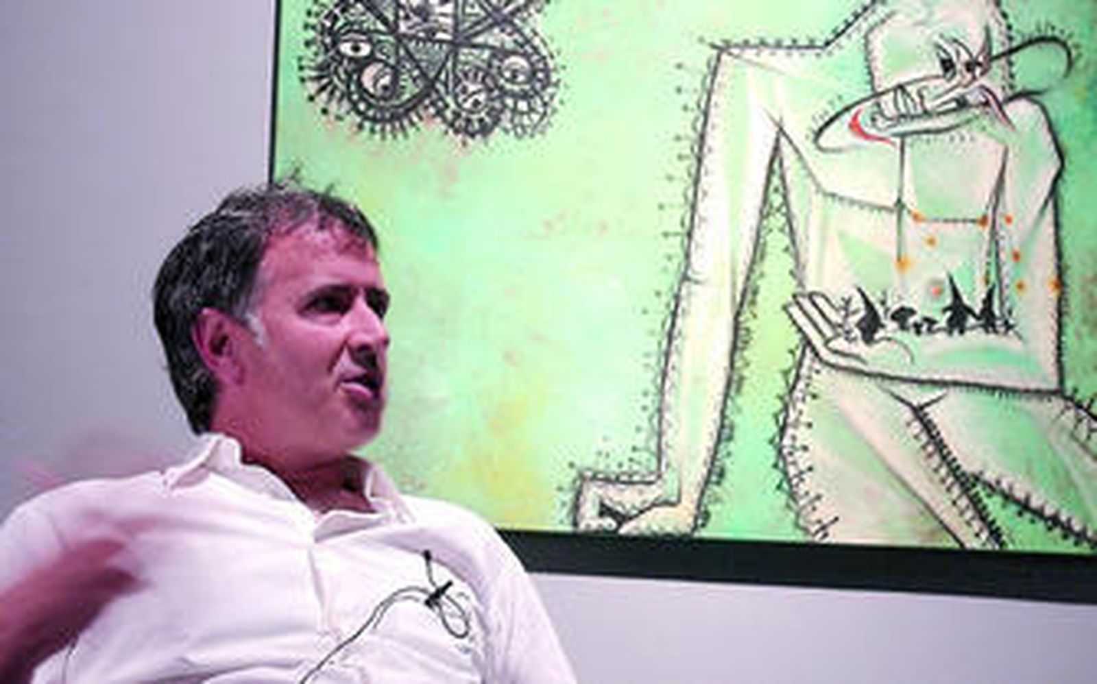 Guillermo Paneque, ante un cuadro de Espaliú que forma parte de una muestra en Espacio Escala.